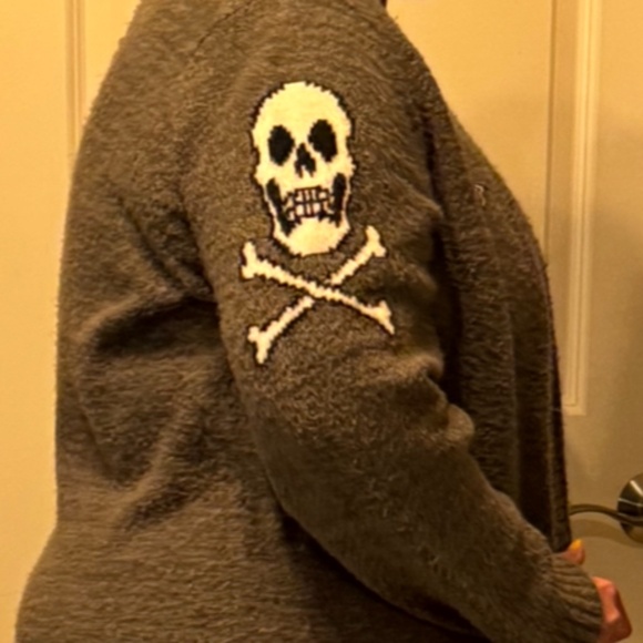 🖤🧵 Cozy-cool with attitude! Cardigan with skull & roses graphics ☠️ 🌹 - Picture 13 of 14